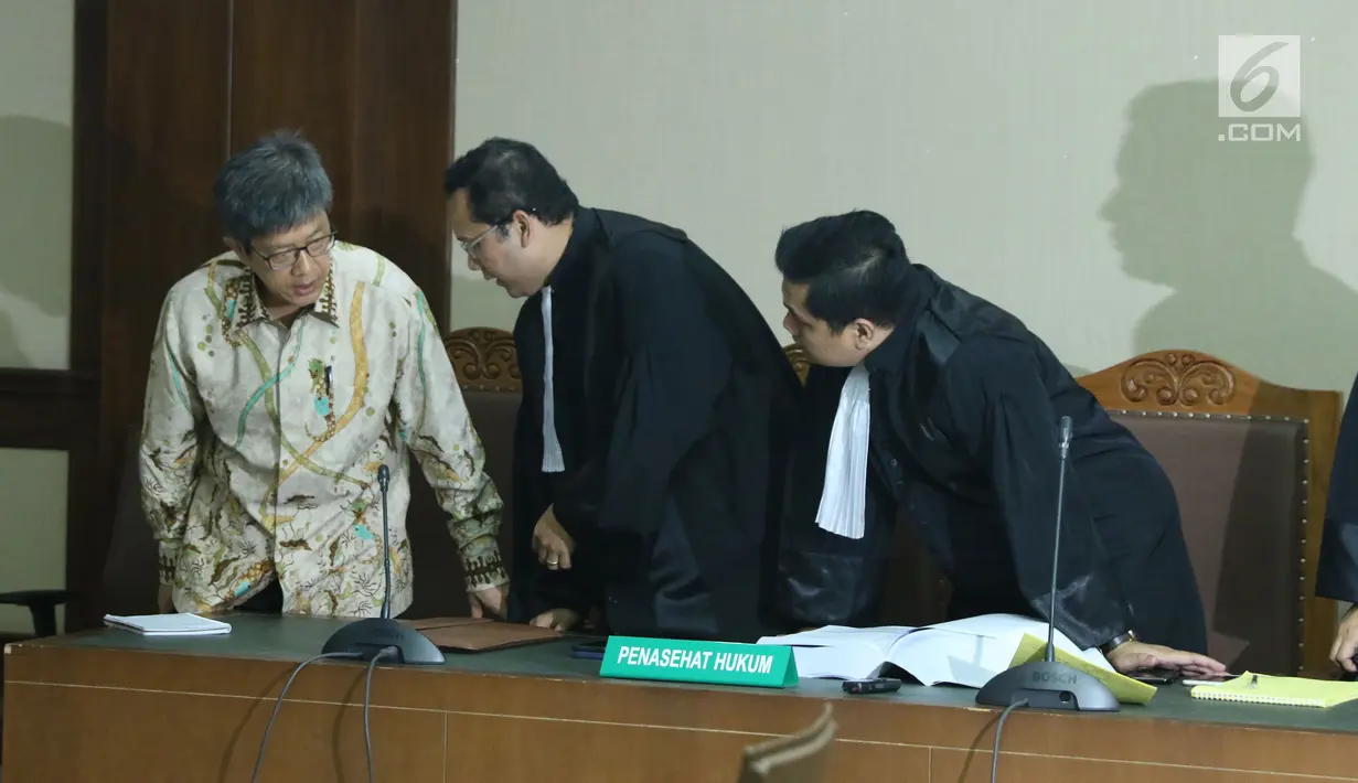 Mantan Dirut PT Quadra Solutions, Anang Sugiana Sudihardjo berbincang dengan penasehat hukumnya saat sidang pembacaan tuntutan di Pengadlian Tipikor, Jakarta, Kamis (28/6). Anang dituntut hukuman tujuh tahun penjara. (Liputan6.com/Helmi Fithriansyah)