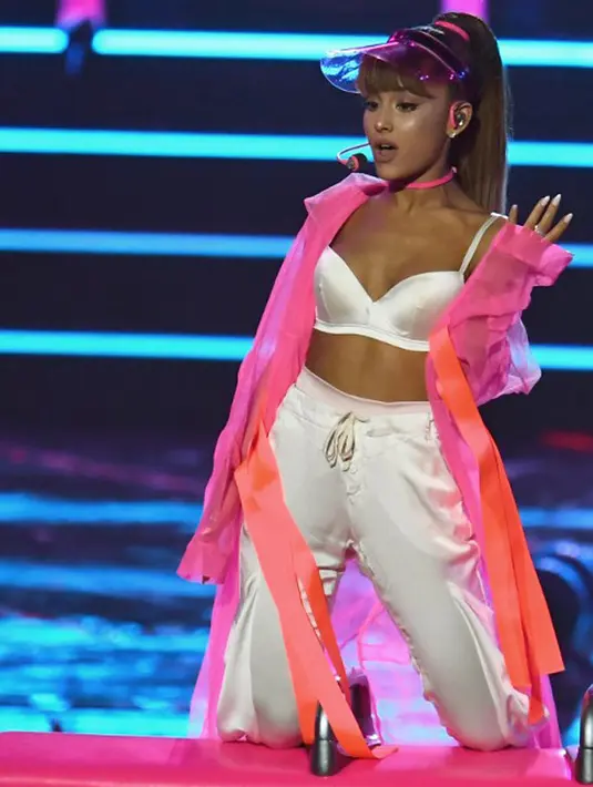 Di konsernya itu, Ariana tak bernyanyi sendirian. Ia juga melakukan kolaborasi dengan Miley Cyrus, Mac Miller dan Coldplay. Mereka tentunya memberikan penampilan yang terbaik saat itu. (AFP/Bintang.com)