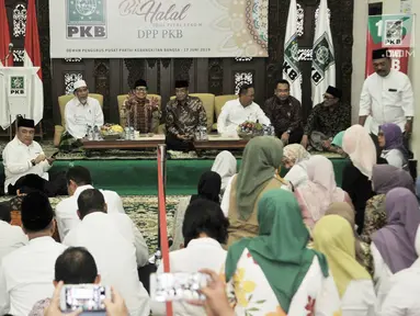 Suasana acara halalbihalal yang digelar DPP Partai Kebangkitan Bangsa (PKB) di Kantor DPP PKB, Jakarta, Senin (17/6/2019). Acara halalbihalal yang dihadiri oleh para ulama dan kader PKB itu dalam rangka mempererat silaturahmi setelah merayakan Idul Fitri 1440 Hijriah. (merdeka.com/Iqbal S Nugroho)