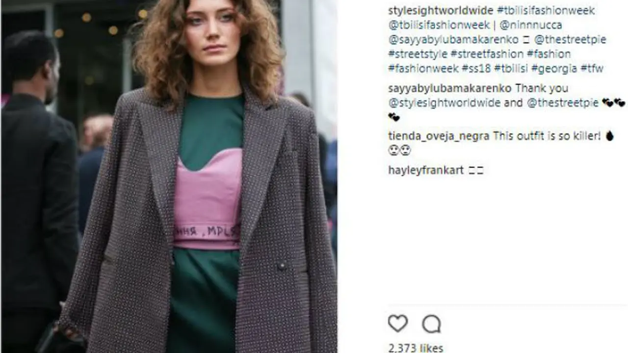 3 Inspirasi Gaya Fashion Keren Kenakan Atasan Bra Sebagai Luaran
