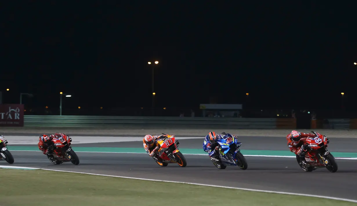 Pembalap Ducati, Andrea Dovizioso berada di posisi depan selama kejuaraan MotoGP di Sirkuit Internasional Losail di Doha, Qatar (10/3). Kemenangan di Sirkuit Losail membuat Dovizioso mengantongi 25 poin. (AP Photo/Hanson Joseph)