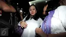 Mantan Anggota Komisi V DPR F-PDIP Damayanti Wisnu Putranti‎ berjalan meninggalkan ruang sidang Pengadilan Tipikor, Jakarta, Senin (26/9). Damayanti dijatuhi hukuman penjara 4 tahun dan 6 bulan oleh Majelis Hakim. (Liputan6.com/Helmi Afandi)