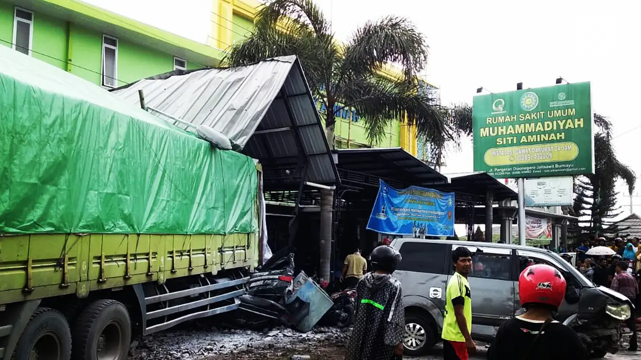 Truk Tabrak Area Parkir RS di Bumiayu, 4 Orang Tewas