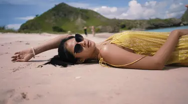 Hana Saraswati, pemeran Flora di mini seri Cinta Nikita ini memang sangat menyukai berlibur di pantai. Seperti saat ia melepas penat dengan tiduran di pasir pantai Pink Beach, Pulau Komodo. Dengan pakaian kuning dan berkacamata, Hana terlihat sangat rileks dan tenang. (Liputan6.com/IG/@hananaho)