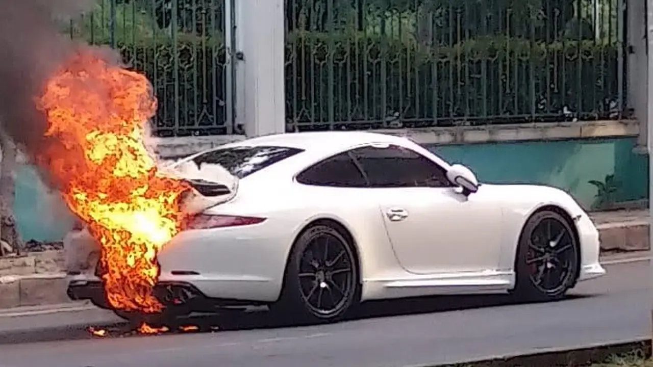 Mobil sport Porsche terbakar