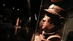 Patung masinis dari cokelat dalam pameran Choco Loco di Train World Museum (Museum Dunia Kereta) yang berada di Brussel, Belgia (15/12/2020). Choco Loco adalah sebuah pameran yang menampilkan berbagai patung dari cokelat bertema kereta api. (Xinhua/Zheng Huansong)