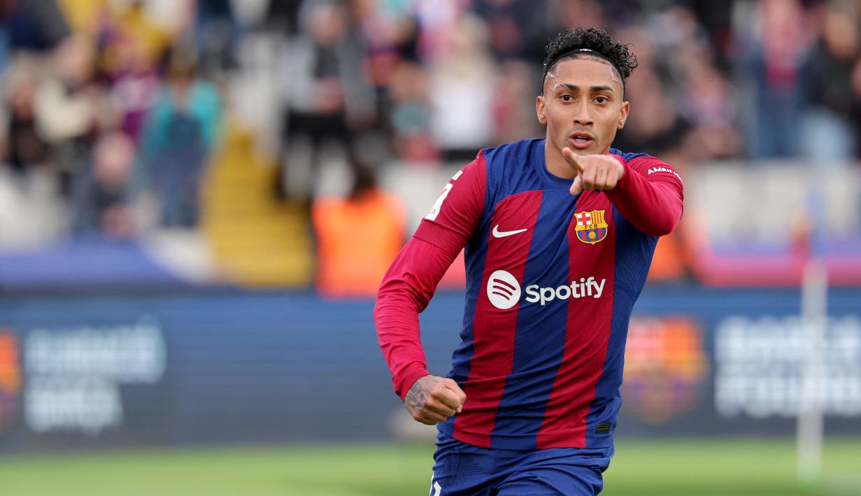 Raphinha tampil mengesankan saat bermain di Leeds United. Barcelona kemudian menebus pemain asal Brasil itu seharga 50 juta pounds pada tahun 2022. Namun, pemain berusia 27 tahun itu terus dikaitkan dengan kepergiannya dari Camp Nou belakangan ini. Kepergian Raphinha bisa membuat Barcelona mendapat uang yang tidak sedikit. (LLUIS GENE / AFP)
