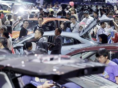 Sejumlah pengunjung memadati pameran otomotif GIIAS 2017 di ICE BSD, Tangerang, (19/8/2017). Pameran otomotif terbesar se-Asia Tenggara tersebut menampilkan 30 merek mobil dan produk otomotif lainnya. (Bola.com/M iqbal Ichsan)
