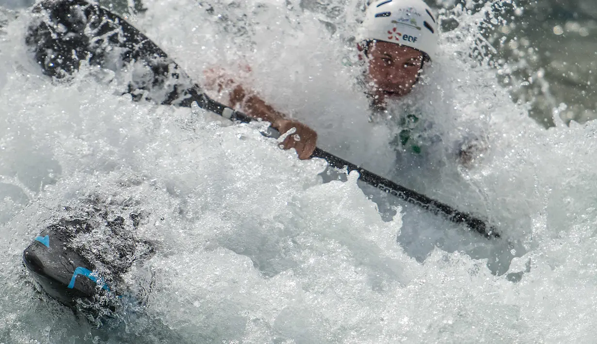 Juara dunia kayak 2015 asal Prancis, Boris Neveu, berlatih dalam tes event nomor kano dan kayak jelang olimpiade di Rio de Janeiro, Beazil, (26/11/2015). (AFP/Christophe Simon)