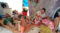 Pengungsi korban banjir mengungsi ke Tanggul Gempol Anjun, Kelurahan Tanjingpura, Kecamatan Karawang Barat, Karawang. (Liputan6.com/ Abramena)