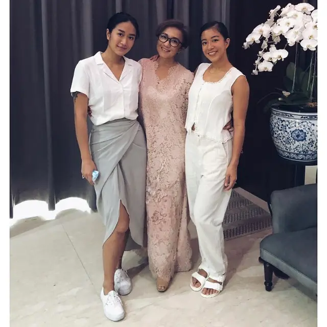 Jadi Bridesmaid di Lamaran Vidi Aldiano, Ini 6 Potret Chef Renatta dan Sang Kakak