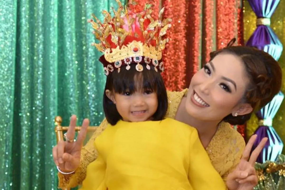 Ayu Dewi dan Aqilah