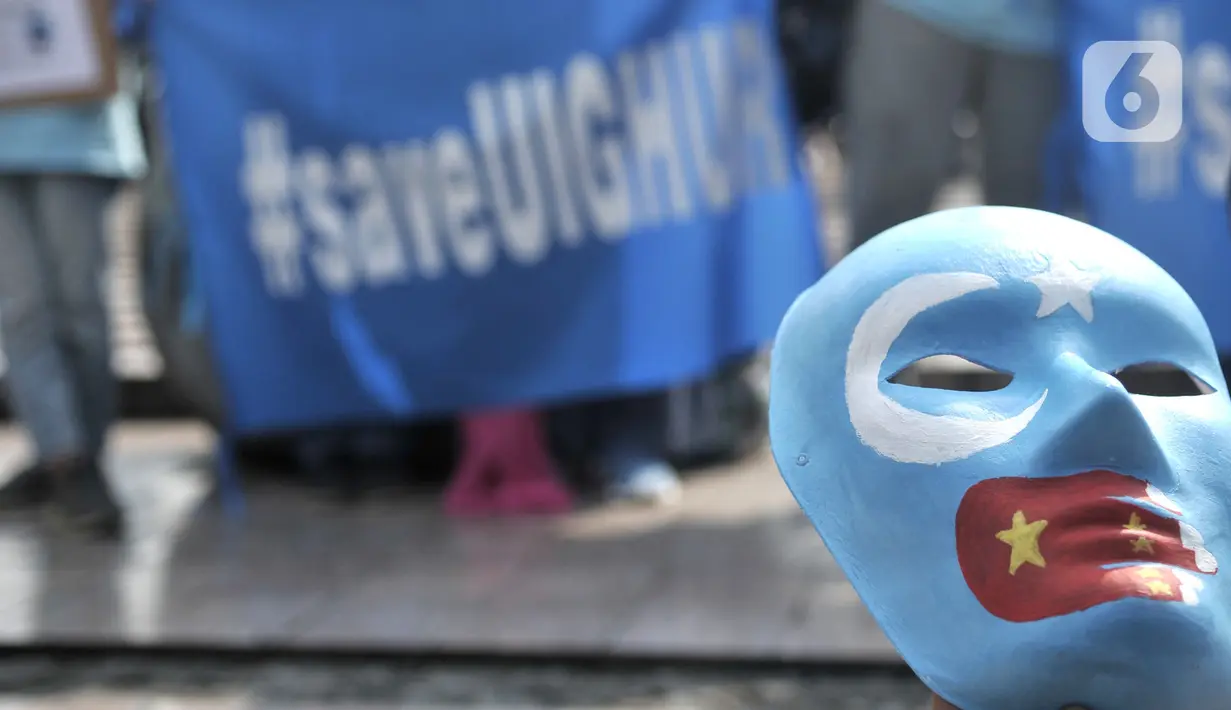 Topeng bendera Turkestan Timur yang dipakai peserta Aksi Save Uighur selama CFD, Jakarta, Minggu (22/12/2019). Aksi digelar sebagai bentuk peduli terhadap muslim Uighur di Xinjiang yang diduga hingga saat ini terus mengalami tindakan kekerasan oleh pemerintah China. (merdeka.com/Iqbal S. Nugroho)