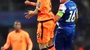 Pemain Liverpool, Roberto Firmino Liverpool melompat untuk merebut bola dari pemain FC Porto, Hector Herrera dalam leg pertama babak 16 besar Liga Champions di Stadion Do Dragao, Kamis (15/2). Liverpool menundukkan Porto dengan skor 5-0. (AP/Luis Vieira)