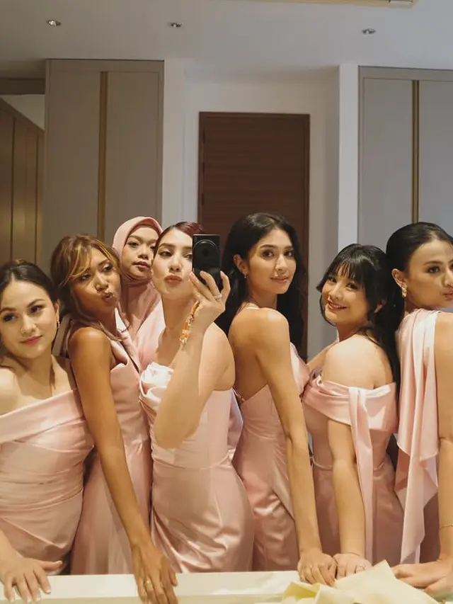 7 Potret Mikha Tambayong Jadi Bridesmaid di Pernikahan Yunita Siregar, Menawan