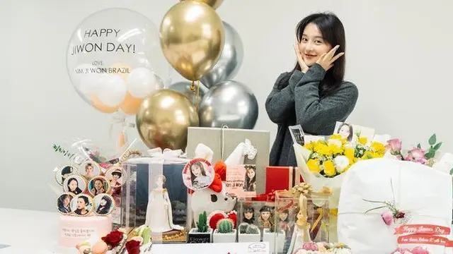 Transformasi Gaya Rambut Kim Ji Won. [@geewonii]