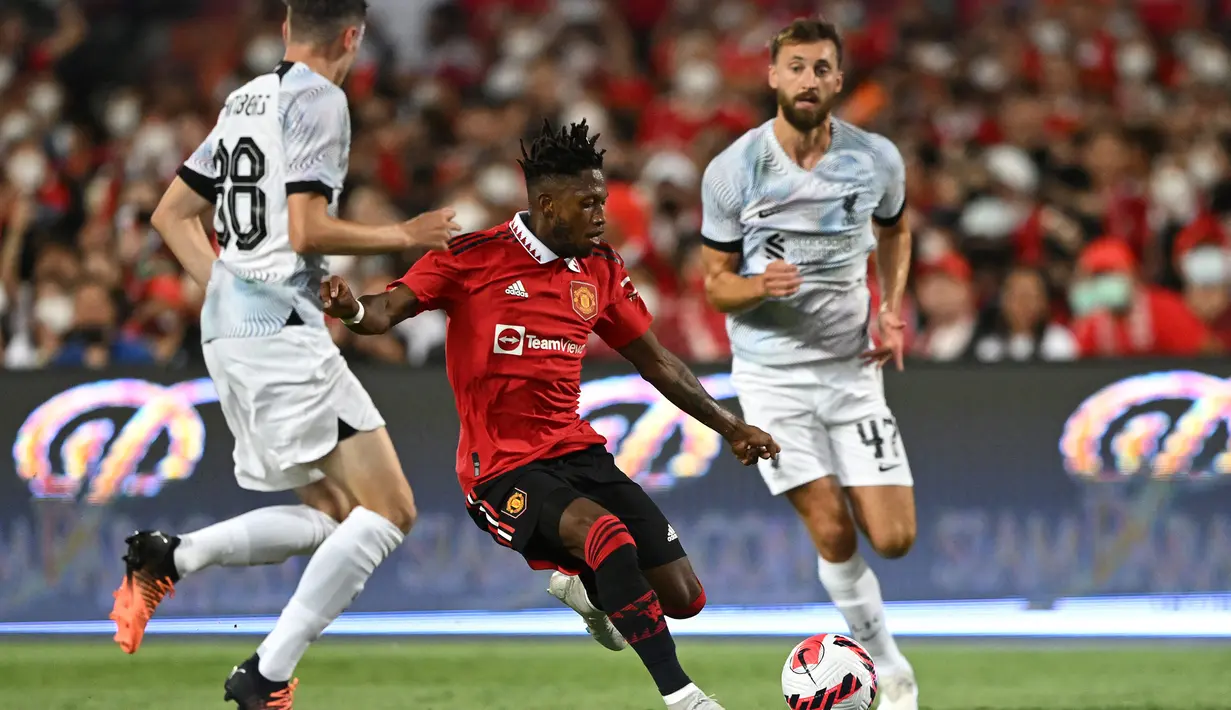 Di babak pertama Manchester United langsung unggul 3-0 saat laga baru berjalan setengah jam lebih. Gol pertama dicetak oleh Jadon Sancho pada menit ke-12 dan berhasil digandakan oleh Fred pada menit ke-30 lewat sebuah sepakan melambung yang tak mampu dijangkau Alisson Becker. (AFP/Manan Vatsyayana)