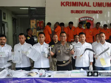Resmob Polda Metro Jaya merilis hasil tindak kejahatan selama bulan November di Mapolda Metro Jaya Jakarta, Minggu (27/11). Polisi berhasil mengungkap tujuh kasus dengan 15 tersangka. (Liputan6.com/Helmi Affandi)