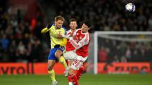 Pemain Southampton, Leo Scienza (kiri), berduel dengan pemain Arsenal pada perempat final Piala FA di St. Mary's Stadium, Minggu (5/4/2026) dini hari WIB. (Glyn KIRK / AFP)