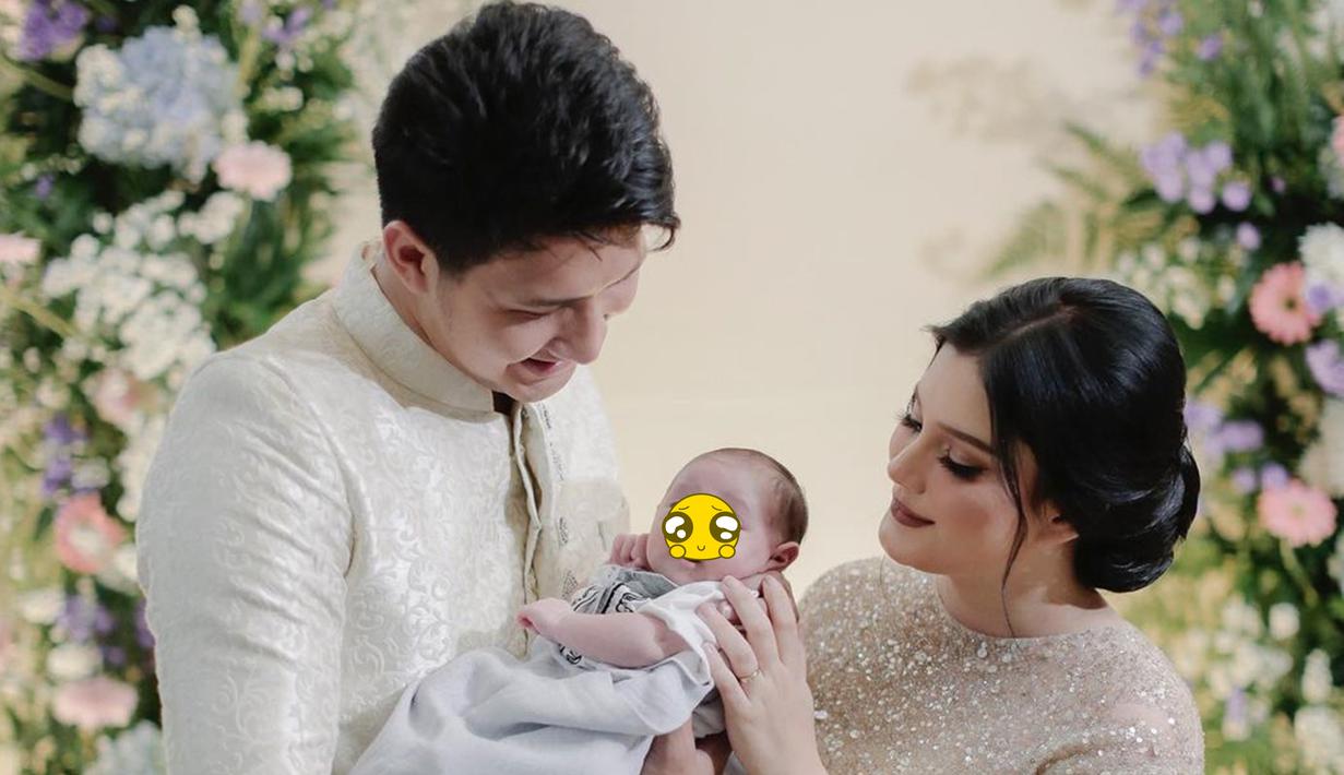 Menyambut kelahiran buah hati, Aditya Zoni dan Yasmine Ow menggelar acara akikah baby Zayn pada Sabtu (26/11). Acara yang digelar intimate itu hanya mengundang orang-orang terdekat saja. Pasangan muda ini pun tampak begitu bahagia saat melihat putra pertama mereka tumbuh sehat. (Liputan6.com/IG/@yxsmine.ow)