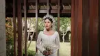Gaun pengantin Shenina menggabungkan elemen tradisional dan modern dengan sempurna. Detail payet yang cantik menambah kesan elegan pada busana tersebut. Tidak hanya itu, Shenina juga mengenakan mahkota berwarna silver yang membuatnya terlihat seperti putri raja. (Liputan6.com/IG/@sheninacinnamon)
