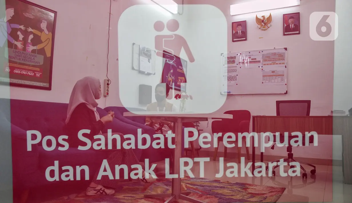 Petugas melayani calon penumpang kereta Light Rail Transit (LRT) Jakarta di Pos Sahabat Perempuan dan Anak (SAPA), Stasiun Pegangsaan Dua, Jakarta Utara, Selasa (24/1/2023). LRT Jakarta dilengkapi dengan berbagai fasilitas untuk para penumpang seperti Kesehatan dan Nursery room, Pos Sahabat Perempuan dan Anak (SAPA), bangku prioritas untuk penyandang disabilitas, orang tua, ibu hamil, dan anak-anak. (merdeka.com/Iqbal S. Nugroho)