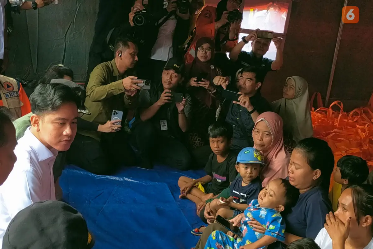 Wakil Presiden Gibran Rakabuming Raka saat meninjau kondisi pengungsi terdampang bencana pergerakan tanah di Kecamatan Cikembar Kabupaten Sukabumi (Liputan6.com/Fira Syahrin).