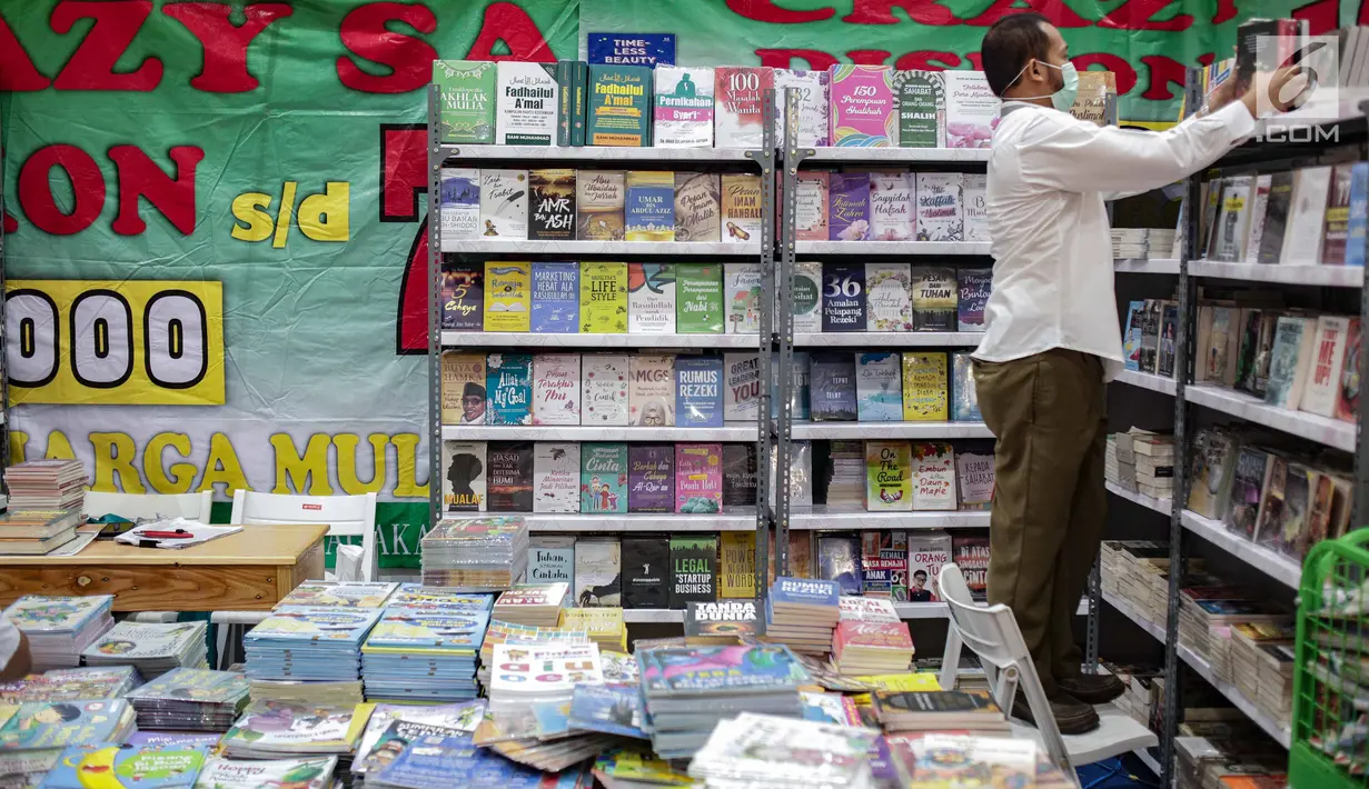 Seorang pria merapihkan buku selama Islamic Book Fair 2019 di Jakarta Convetion Center, Jakarta, Rabu (27/2). Pameran buku ini berlangsung hingga 3 Maret. (Liputan6.com/Faizal Fanani)