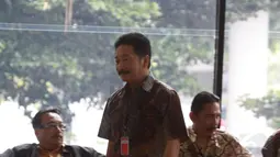 Rully yang datang sekitar pukul 09.10 WIB terlihat ditemani oleh sejumlah ajudannya di Gedung KPK, Jakarta, Jumat (13/6/14). (Liputan6.com/Johan Tallo)