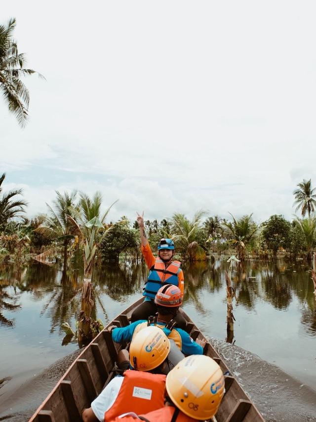 7 Potret Awkarin Jadi Relawan Banjir di Kalimantan Selatan Ini Tuai Pujian