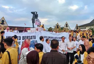 Kalangan mahasiswa Universitas Jenderal Soedirman (Unsoed) menggelar aksi demonstrasi di depan Gedung Rektorat Unsoed, Purwokerto, Kabupaten Banyumas, Jawa Tengah, Senin, 24 Agustus 2026 sore. (Liputan6.com/Arief Pramono)