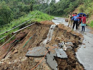 Orang-orang memeriksa area yang longsor setelah hujan deras di Distrik Dima Hasao, Assam, India, Senin (16/5/2022). Delapan orang tewas akibat banjir dan tanah longsor yang dipicu oleh hujan lebat di wilayah timur laut India. (Dima Hasao district administration via AP)