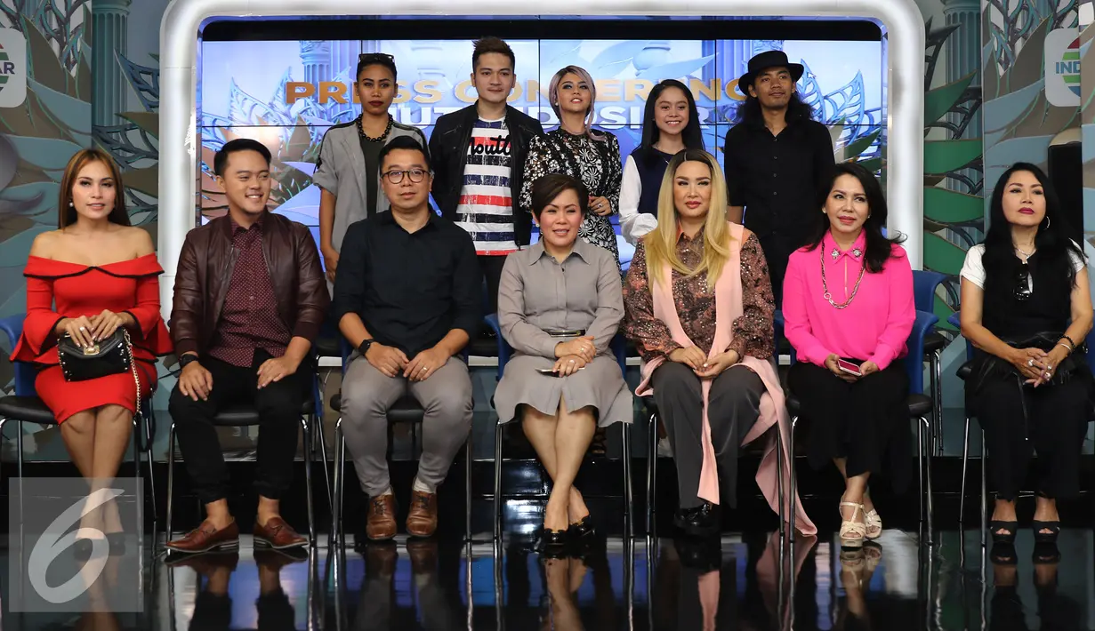Direktur SCM, Harsiwi Achmad (tengah) berpose dengan sejumlah artis pendukung saat jumpa pres Konser Raya 22 Tahun Indosiar bertabur bintang di SCTV TOWER, Jakarta, Selasa (20/12). (Liputan6.com/Herman Zakharia)