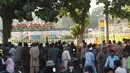 Penduduk setempat berkumpul di lokasi bom bunuh diri di taman Gulshan e Iqbal Park di Lahore, Pakistan, Senin (28/3). Korban tewas akibat ledakan bom tersebut mencapai sekitar 69 orang. (AFP/ARIF ALI)