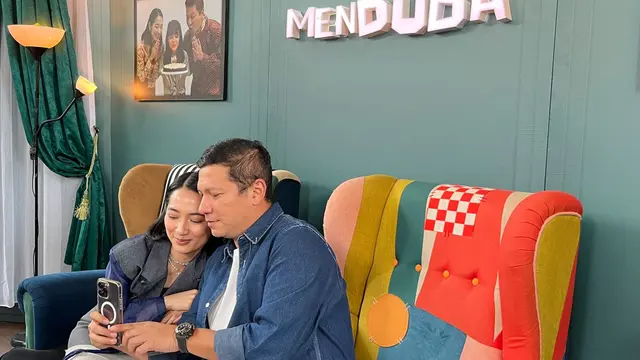 Niken Anjani dan Gading Marten di press release untuk original series terbarunya, 'Menduda', di Home by Moonshine, Sampoerna Strategic Square, Jakarta (Fimela.com/Doc/Rianti FitrI Wulandari)