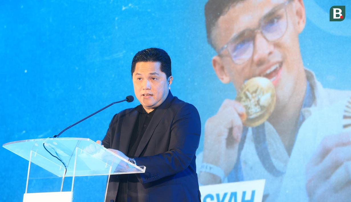 Menteri BUMN, Erick Thohir memberikan sambutan dalam acara apresiasi kepada atlet peraih medali Olimpiade 2024 di Pos Bloc, Jakarta, Senin (2/9/2024). (Bola.com/M. Iqbal Ichsan)