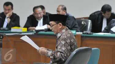 Fuad Amin Imron membacakan pledoinya saat sidang pembacaan nota pembelaan (pledoi) di Pengadilan Tipikor, Jakarta, Kamis (8/10/2015). Dalam pledoinya Fuad Amin meminta hakim mengadili seadil adilnya. (Liputan6.com/Andrian M Tunay)