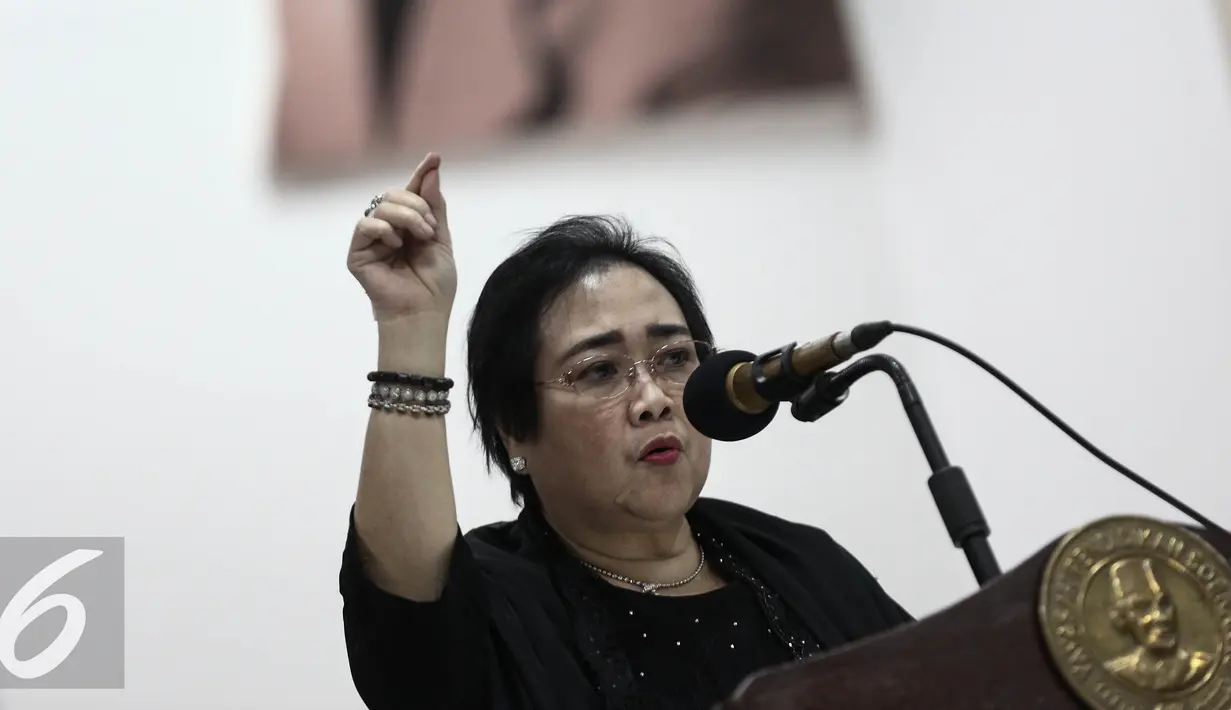 Rachmawati Soekarnoputri memberikan paparan dalam memperingati Haul Bung Karno ke-46 di Jakarta, Senin (20/6). Dengan Haul tersebut diharapkan Bangsa Indonesia bisa menggali warisan pemikirannya. (Liputan6.com/Faizal Fanani)