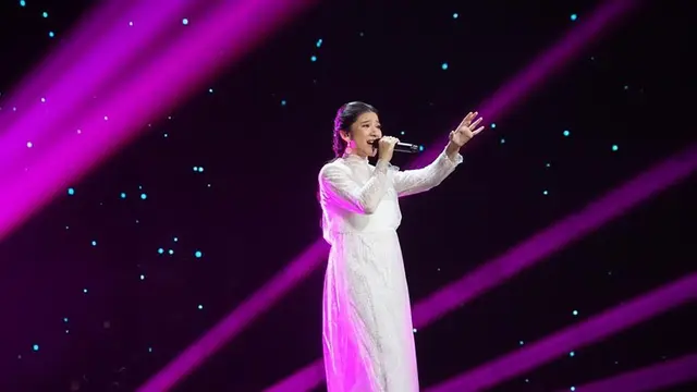Gaya Tiara Andini dengan Rambut Dikuncir, Tampil Modis