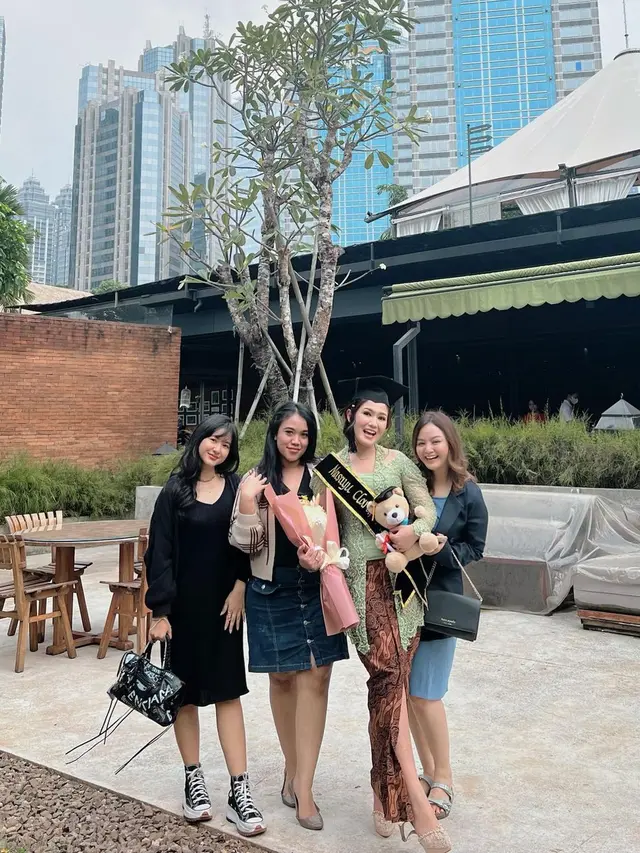 7 Potret Wisuda S2 Masayu Clara yang Raih Gelar Master Kenotariatan