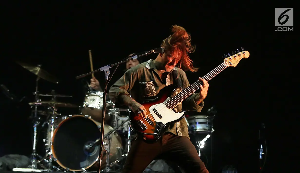 Aksi panggung bassist  The Used  Jeph Howard menghibur penggemarnya dalam acara "Hodgepodge Superfest 2019", di Allianz Ecopark, Ancol, Sabtu (31/8/2019). Grup band Amerika itu membawakan beberapa lagu andalannya yaitu Take it Away, Bird and the Worm, dan Listening. (Liputan6.com/Herman Zakharia)