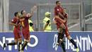 Para pemain AS Roma merayakan gol Edin Dzeko (kanan) saat melawan Inter Milan pada lanjutan Serie A di Olympic Stadium, Roma (26/8/2017). Inter menang 3-1. (AP/Andrew Medichini)