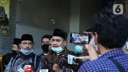 Kuasa hukum Muhammad Rizieq Shihab, Aziz Yanuar (tengah) saat memberi keterangan kepada media di Polda Metro Jaya, Jakarta, Selasa (1/12/2020). Muhammad Rizieq Shihab belum bisa hadir dalam pemeriksaan dikarnakan kondisi kesehatannya masih kurang sehat. (Liputan6.com/Herman Zakharia)