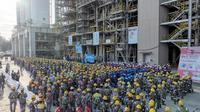 Ribuan pekerja PT Kilang Pertamina Balikpapan melakukan aksi gotong royong membersihkan 84 lantai kilang dengan ketinggian mencapai 120 meter di area Residual Fluid Catalytic Cracking (RFCC) Proyek RDMP Balikpapan.