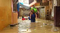 Anak-anak bermain banjir di depan rumah mereka. (Liputan6.com/Nafiysul Qodar)