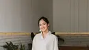 Kerap memadukan berbagai busana, gaya kasual Cut Syifa satu ini pun tetap mencuri perhatian. Ia pun tampil menawan dengan sebuah kemeja oversize putih dan celana denim. (Liputan6.com/IG/@cutsyifaa)