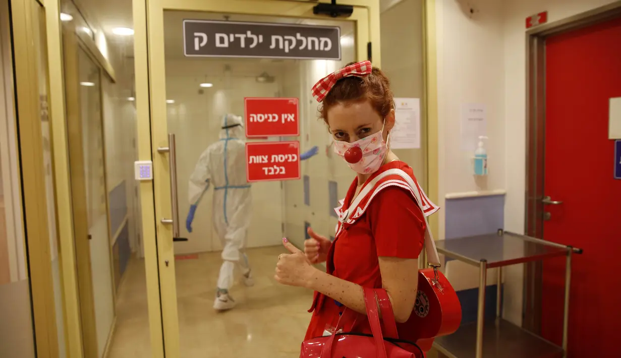 Badut medis bersiap mengunjungi pasien anak-anak di bangsal COVID-19 di Sheba Medical Center, Kota Ramat Gan, Israel, 20 Oktober 2020. Sekitar 100 badut medis dikerahkan pada sekitar 30 rumah sakit untuk menghadirkan keceriaan bagi para pasien di tengah pandemi COVID-19. (Xinhua/Gil Cohen Magen)