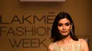 Aktris Bollywood Diana Penty berjalan di catwalk mempersembahkan kreasi desainer Pallavi Mohan pada hari pertama FDCI x Lakme Fashion Week di Mumbai pada 12 Oktober 2022. Di Bollywood dia debut dalam film Cocktail (2012) yang juga dibintangi Saif Ali Khan dan Deepika. (AFP/Punit Paranjpe)