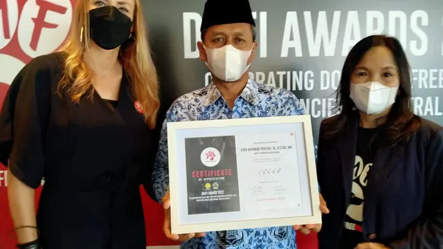 Kabupaten Purbalingga menerima penghargaan Dog Meat Free Indonesia (DMFI) dari Yayasan Jakarta Animal Aid Network (JAAN) Kesejahteraan Hewan. (Dok. Pemkab Purbalingga/Liputan6.com)