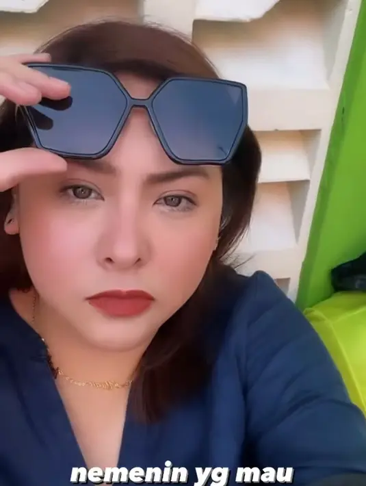 Penyanyi Audy juga hadir mendampingi Iko Uwais dengan mengenakan pakaian atasan warna navy lengkap dengan kacamatanya. [@audyitem]